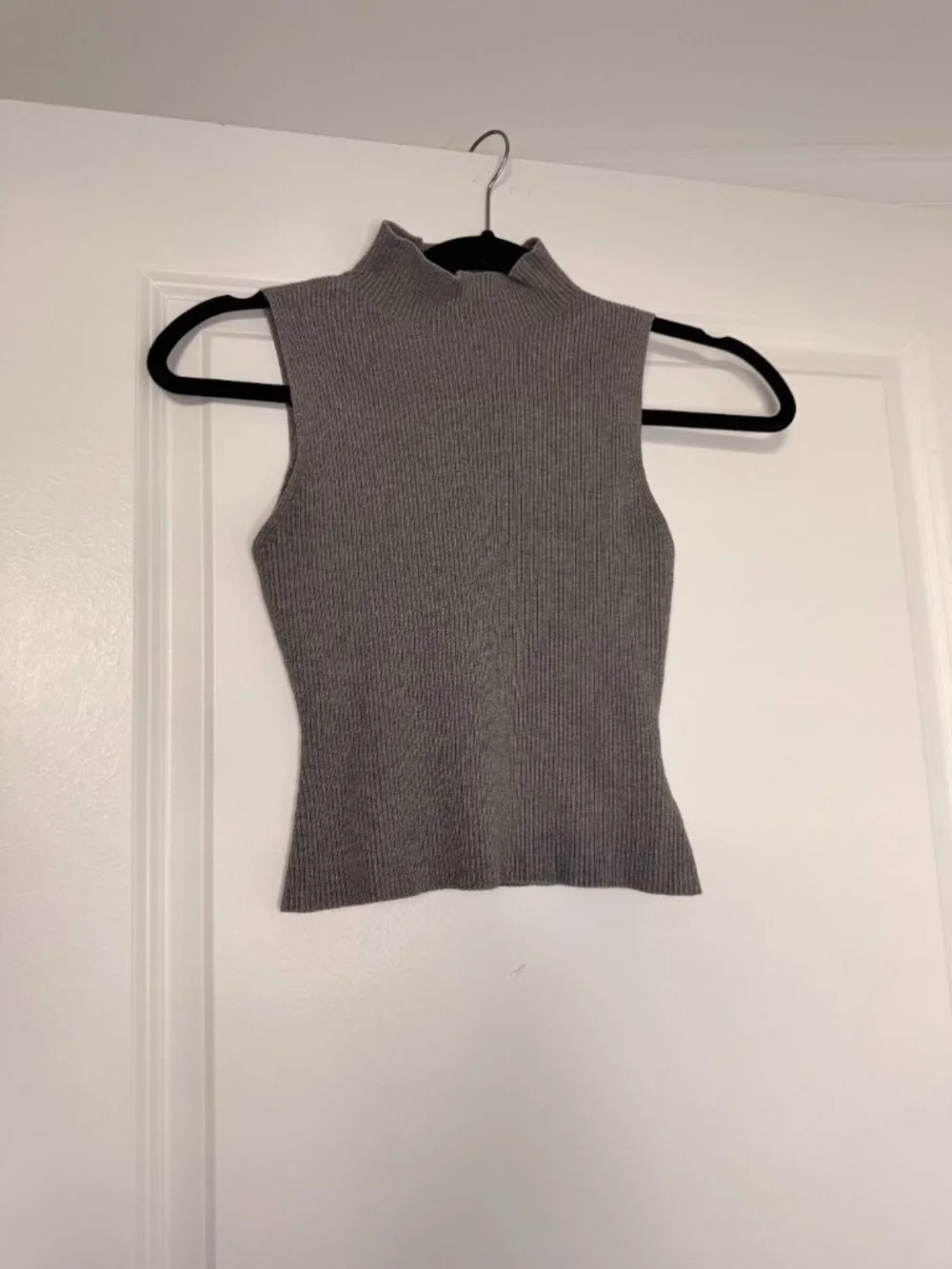 Gray Ribbed Mock Neck Sleeveless Sweater Top Fitted Knit (Small) - Picture 2 of 3